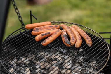 Mangalda sosisli sandviç..