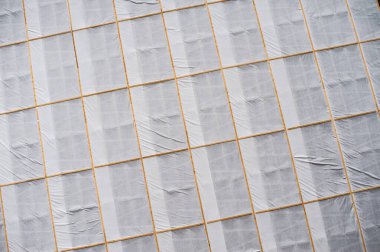 Binanın dış cephesini kaplayan beyaz plastik..