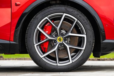 Göteborg, İsveç - 01 Mart 2024: Kırmızı 2024 Lotus Eletre elektrikli SUV sergilenmektedir.