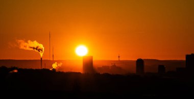 Göteborg, İsveç - 07 Mart 2024: Yüksek bir otelin arkasında güneş doğuyor.