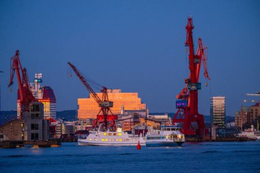 Gothenburg, İsveç - 07 Mart 2024: Akşamları nehirden geçen yolcu feribotları.