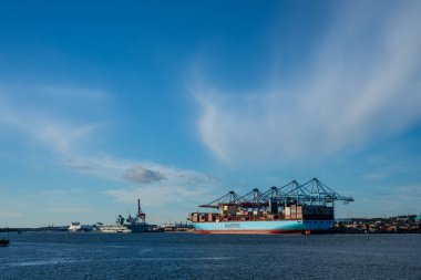 Gothenburg, İsveç - 16 Ekim 2023: Büyük Maersk konteyner gemisi ve limanda HMS Queen Elizabeth uçak gemisi.