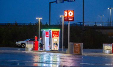 Göteborg, İsveç - 29 Şubat 2024: CircleK enerji istasyonunda güçlü elektrikli araç hızlı DC şarj cihazı.