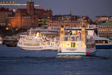 Gothenburg, İsveç - 07 Mart 2024: Akşamları nehirden geçen yolcu feribotları.