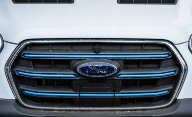 Stockholm, İsveç - 09 Mart 2024: Ford Transit Electric bir minibüsün ızgarası.