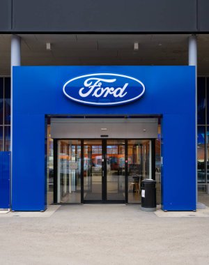 Stockholm, İsveç - 09 Mart 2024: Ford bayiliğinin girişi.