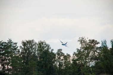 Göteborg, İsveç - 29 Ağustos 2010: Lockheed Martin C-130 Herkül İsveç Hava Kuvvetleri tarafından yönetiliyor..