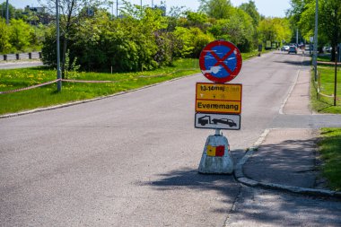 Göteborg, İsveç - 13 Mayıs 2023: Yol kenarına park etmek yasaktır.