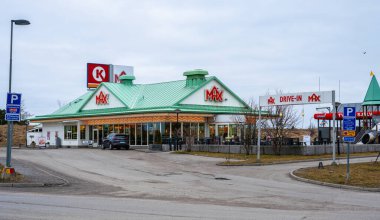 Uppsala, İsveç - 10 Mart 2024: Max Hamburger restoranının dışı.