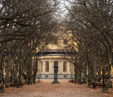 Uppsala, İsveç - 10 Mart 2024: Jean Baptiste Bernadotte 'nin büstü ile Carolina Park' taki Sokak.