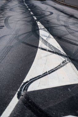 Sokakta siyah lastik izleri..