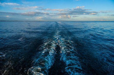 Akşamın erken saatlerinde büyük bir geminin uyanışı.