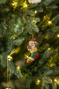 bir Noel ağaca tutunan Noel süs.