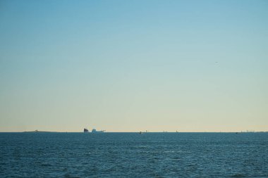 Bir yaz günü ufukta yelkenli gemi ve tanker gemileri belirir..