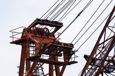 Büyük bir rıhtım vincinin detayları.