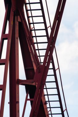 Büyük bir rıhtım vincinin detayları.