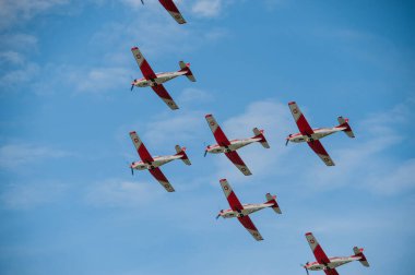 Göteborg, İsveç - 29 Ağustos 2010: PC-7 Takımı hava akrobatik gösterisi yapıyor.