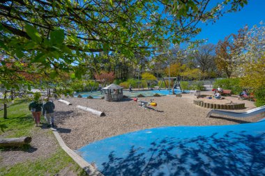 Gothenburg, İsveç - 07 Mayıs 2023: Yazın yeşil bir parkta oyun alanı.