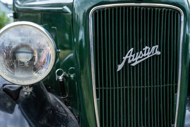 Kjeller, Norveç - 18 Haziran 2023: Yeşil bir 1937 Austin A10 arabasının önü.