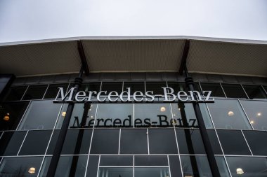 Stockholm, İsveç - 09 Mart 2024: Mercedes-Benz logosu bir otomobil galerisinin ön cephesinde.