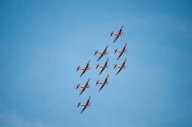 Göteborg, İsveç - 29 Ağustos 2010: PC-7 Takımı hava akrobatik gösterisi yapıyor.