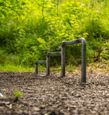 Parkta açık hava metal eğitim çubukları.