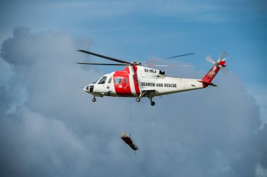 Göteborg, İsveç - 29 Ağustos 2010: Sikorsky S-76C SE-HEJ bir gösteri sergiliyor.