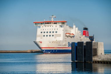 Frederikshavn, Danimarka - 24 Nisan 2011: Frederikshavn limanına giren araba feribotu Stena Jutlandica.