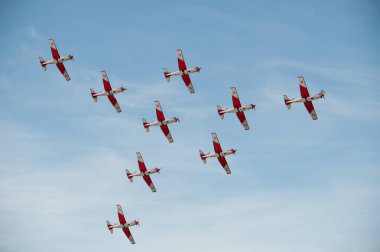 Göteborg, İsveç - 29 Ağustos 2010: PC-7 Takımı hava akrobatik gösterisi yapıyor.