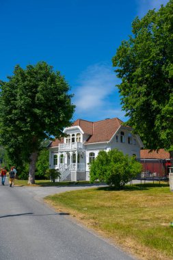 Lindesnes, Norveç - 24 Haziran 2023: Geleneksel beyaz ahşap ev ve ahır.
