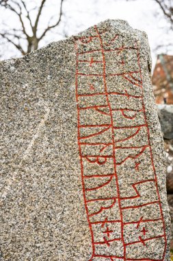 Uppsala, İsveç - 10 Mart 2024: Vaksala Kilisesi 'nde Uppland runik yazıtları taşı 963.