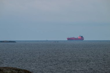 Kungalv, İsveç - 21 Mart 2024: Eco Freexe LPG tanker gemisi ufukta kargo bekliyor.