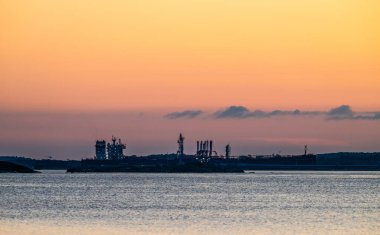 Petrol istasyonunda büyük bir petrol tankeri boşaltılıyor..