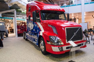 Gothenburg, İsveç - 21 Ocak 2007: Büyük Volvo VNL kamyonu sergileniyor.