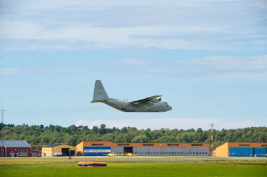 Göteborg, İsveç - 29 Ağustos 2010: Lockheed C-130 Herkül bir gösteri sergiliyor.