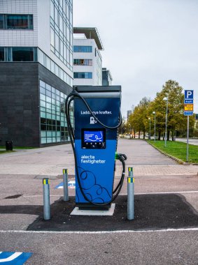 Gothenburg, İsveç - 28 Ekim 2023: DC bir otoparkta şarj istasyonu.