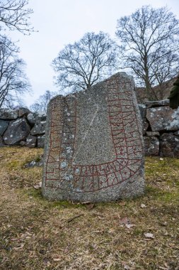 Uppsala, İsveç - 10 Mart 2024: Vaksala Kilisesi 'nde Uppland runik yazıtları taşı 963.