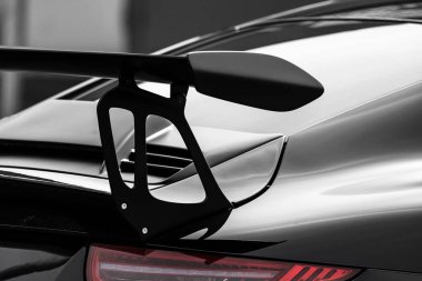 Göteborg, İsveç - 30 Nisan 2024: Siyah bir Porsche spor arabasının arka spoiler.