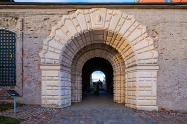 Uppsala, İsveç - Kasım 18 2023: Uppsala Kalesi 'nin beyaz kemerli kapısı.