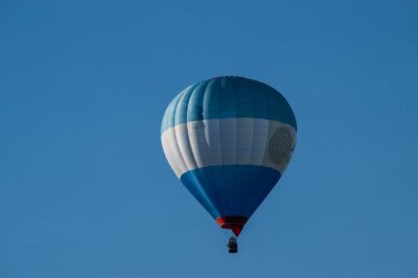 Göteborg, İsveç - 12 Mayıs 2024: Akşam güneşinde mavi beyaz ve kırmızı hava balonu.