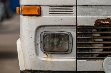Göteborg, İsveç - 30 Nisan 2024: Beyaz bir 1969 Mercedes-Benz L406 'nın baş lambası.