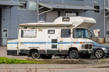 Göteborg, İsveç - 30 Nisan 2024: Beyaz 1969 Mercedes-Benz L406 bir karavana dönüştürüldü.
