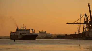 Göteborg, İsveç - 29 Haziran 2021: Göteborg limanından kalkan yük feribotu.