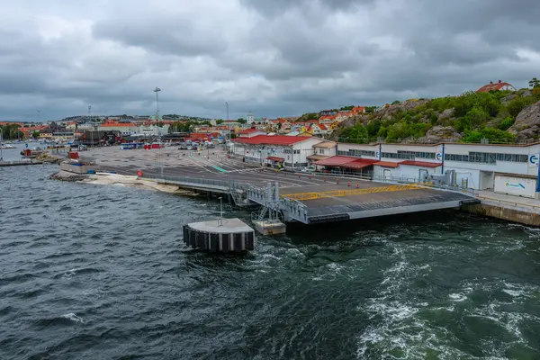 Stromstad, İsveç - 31 Temmuz 2021: Stromstad 'daki feribot terminalinden ayrılmak.