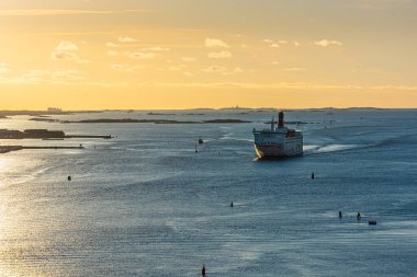 Göteborg, İsveç - 17 Ekim 2021: Yolcu feribotu Stena Danica, Göteborg limanına öğleden sonra güneşiyle yaklaşıyor.