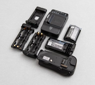 Göteborg, İsveç - 22 Mayıs 2022: Nikon pil ve şarj aleti ile dikey kavrama.