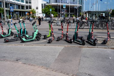 Göteborg, İsveç - 27 Mayıs 2023: Kiralık elektrikli scooter koleksiyonu.