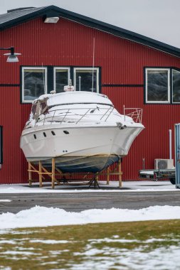 Göteborg, İsveç - 11 Şubat 2024: Büyük fuar botu kışın karaya çıktı.