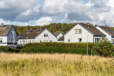 Gothenburg, İsveç - Eylül 05 2020: Çim tarlası kenarındaki gri evler.