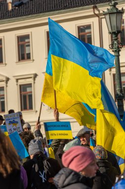 Göteborg, İsveç - 27 Şubat 2022: Gustaf Adolfs Meydanı 'nda Ukrayna' yı destekleyen savaş protestosu.